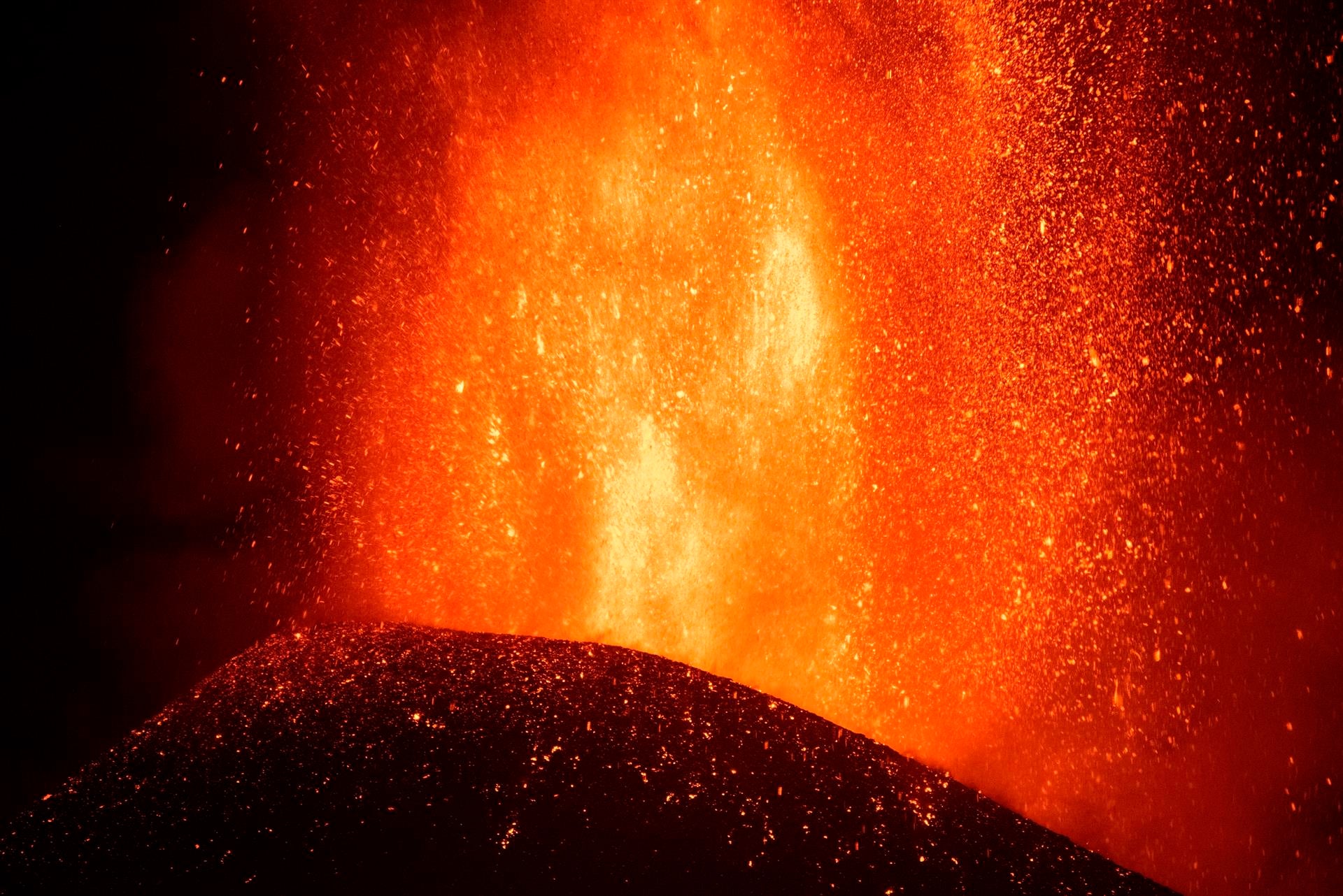 Las impresionantes imágenes desde el cráter del volcán de La Palma a vista de dron Las impresionantes imágenes desde el cráter del volcán de La Palma a vista de dron