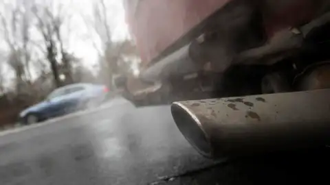 Un tubo de escape Un tubo de escape
