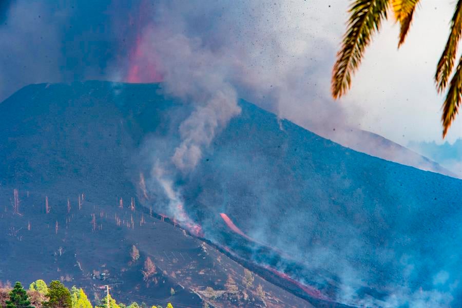 Dos nuevas bocas y una mayor explosividad obligan a evacuar otros tres barrios en La Palma Dos nuevas bocas y una mayor explosividad obligan a evacuar otros tres barrios en La Palma