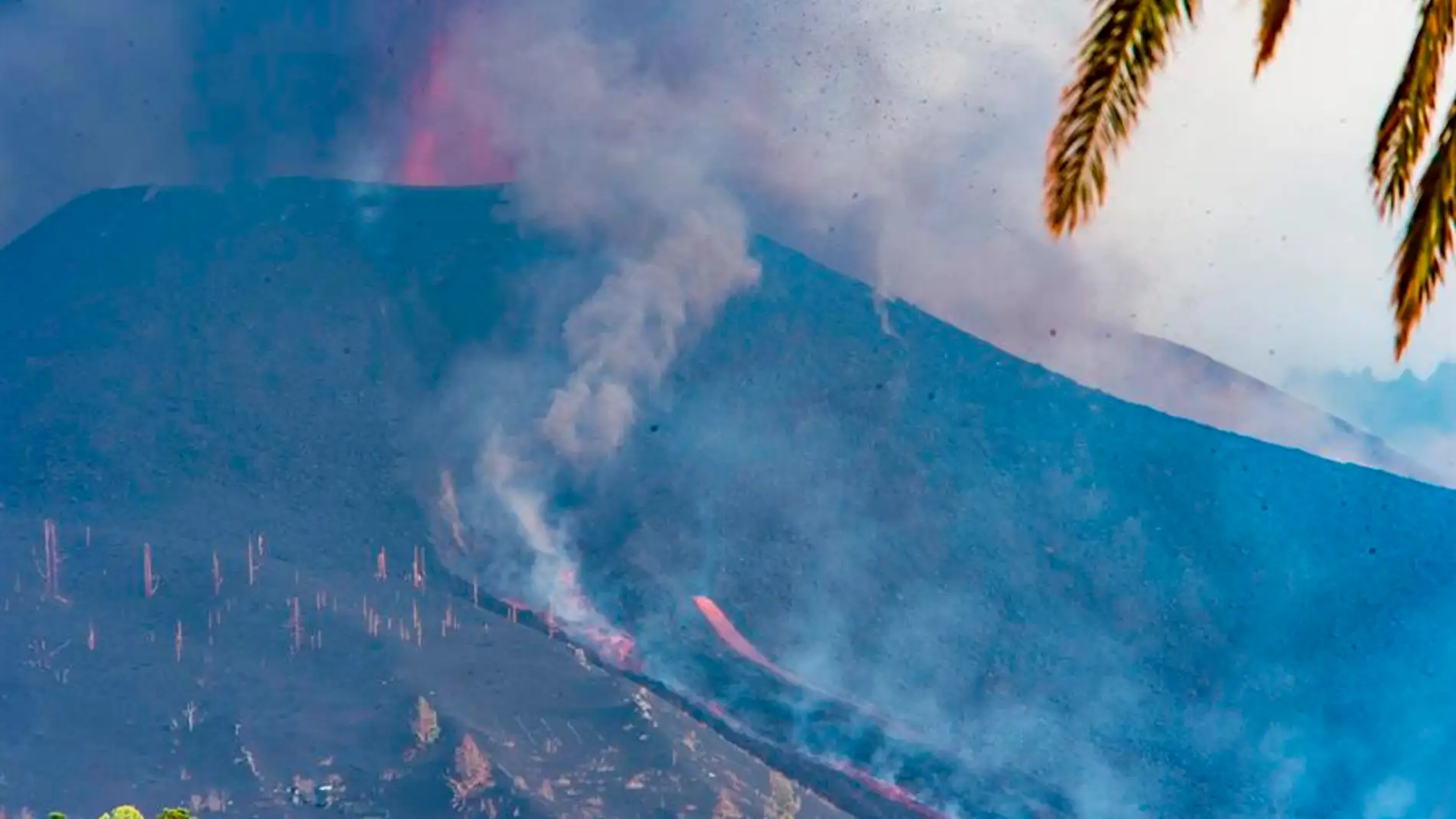 Dos nuevas bocas y una mayor explosividad obligan a evacuar tres nuevos barrios en La Palma
