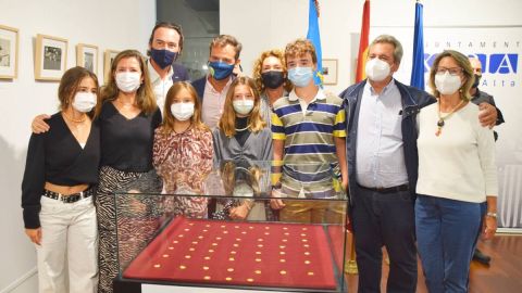 Carlos Gimeno y Luis Lens con sus familias y las monedas halladas