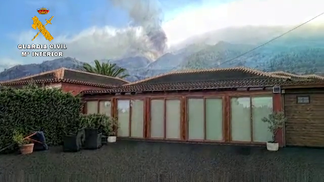 El dramático vídeo de un Guardia Civil grabando cómo la ceniza del volcán sepulta su casa en La Palma El dramático vídeo de un Guardia Civil grabando cómo la ceniza del volcán sepulta su casa en La Palma