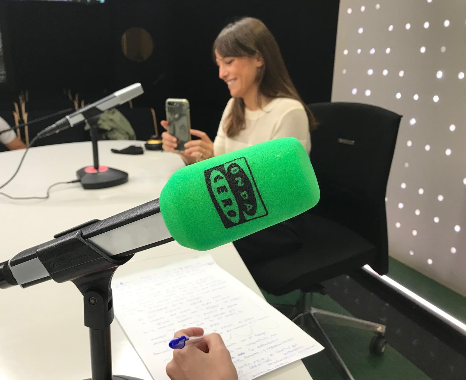El garabato de Isabel Lobo a Carminho: "La cadencia tiene cuatro anillos, dos en el meñique y dos de compromiso con Carminho y el Fado" El garabato de Isabel Lobo a Carminho: "La cadencia tiene cuatro anillos, dos en el meñique y dos de compromiso con Carminho y el Fado"