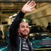 Hamilton logra su 100ª victoria en la tormenta de Sochi y Sainz se sube al podio