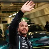 Hamilton logra su 100ª victoria en la tormenta de Sochi y Sainz se sube al podio Hamilton logra su 100ª victoria en la tormenta de Sochi y Sainz se sube al podio