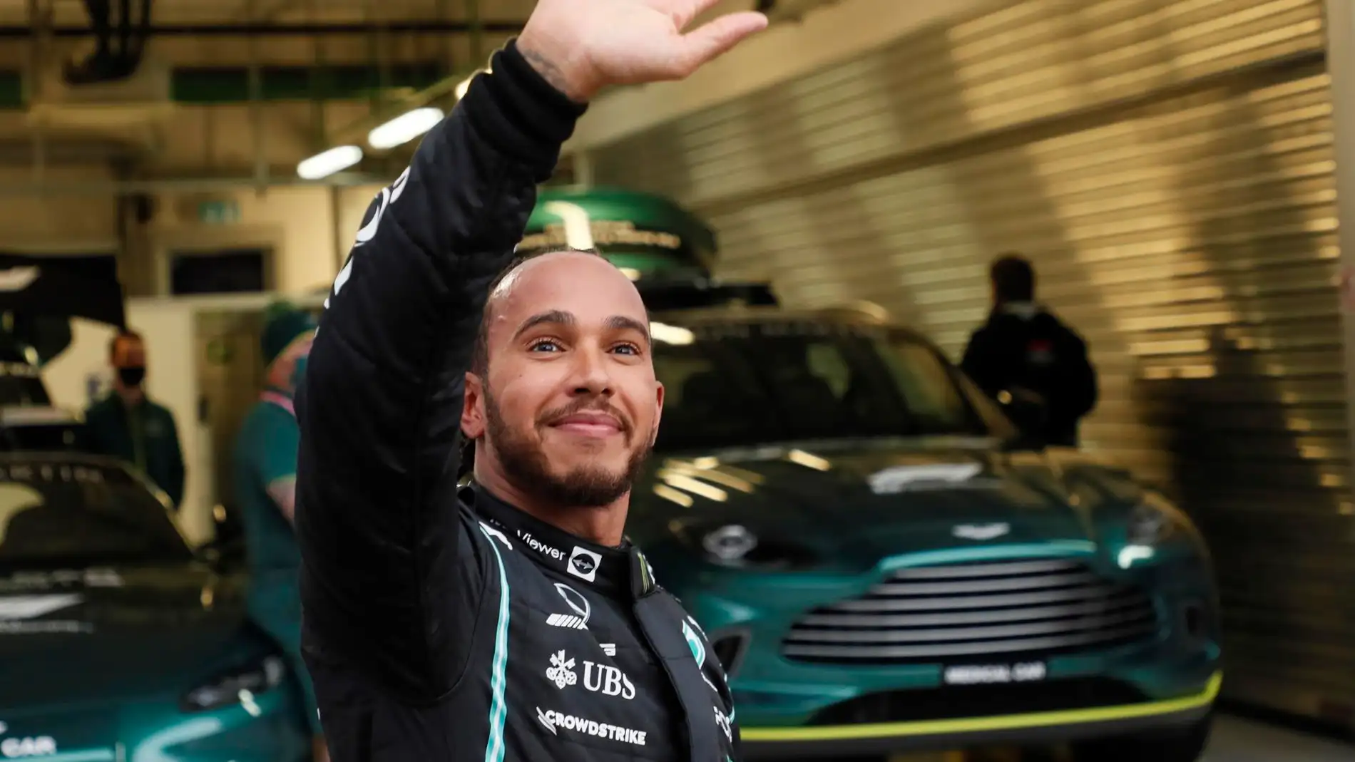 Hamilton logra su 100ª victoria en la tormenta de Sochi y Sainz se sube al podio