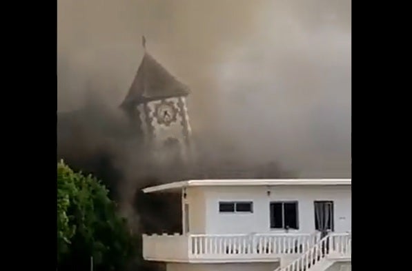 Así ha sido el momento del doloroso derrumbe de la iglesia de Todoque Así ha sido el momento del doloroso derrumbe de la iglesia de Todoque