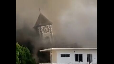 As&iacute; ha sido el momento del doloroso derrumbe de la iglesia de Todoque