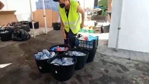 Almacenamiento comida y bebida para llevar a damnificados y equipos emergencia en el Polideportivo el Paso