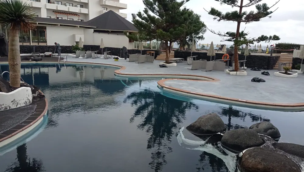 El agua de las piscinas de los hoteles se vuelve negra por las cenizas del volcán