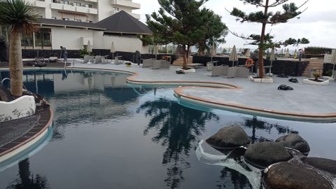 El agua de las piscinas de los hoteles se vuelve negra por las cenizas del volc&aacute;n