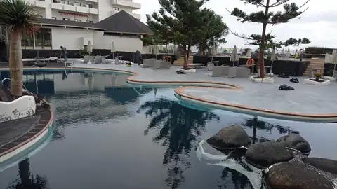 El agua de las piscinas de los hoteles se vuelve negra por las cenizas del volcán El agua de las piscinas de los hoteles se vuelve negra por las cenizas del volcán