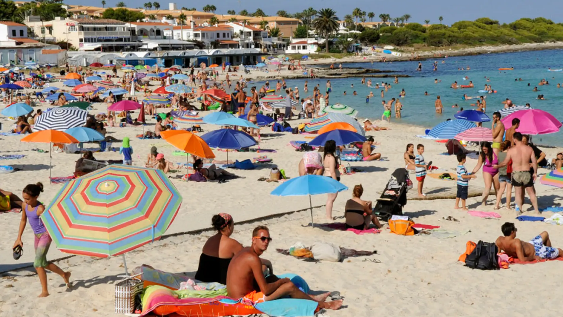 Imagen de una playa de Menorca en temporada alta. 