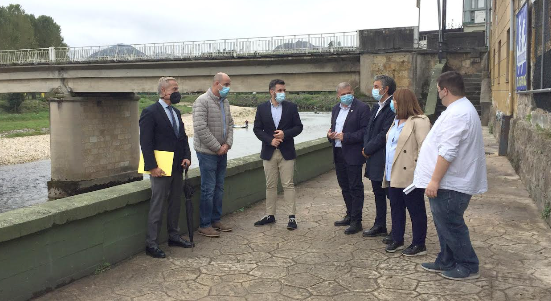 El nuevo puente de Arriondas "Emilio Llamedo" tendrá un ancho de 14 metros y contará con un mirador de cristal sobre el río Sella El nuevo puente de Arriondas "Emilio Llamedo" tendrá un ancho de 14 metros y contará con un mirador de cristal sobre el río Sella