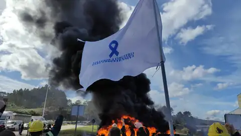 Alcoa en San Cibrao Los trabajadores queman neumáticos