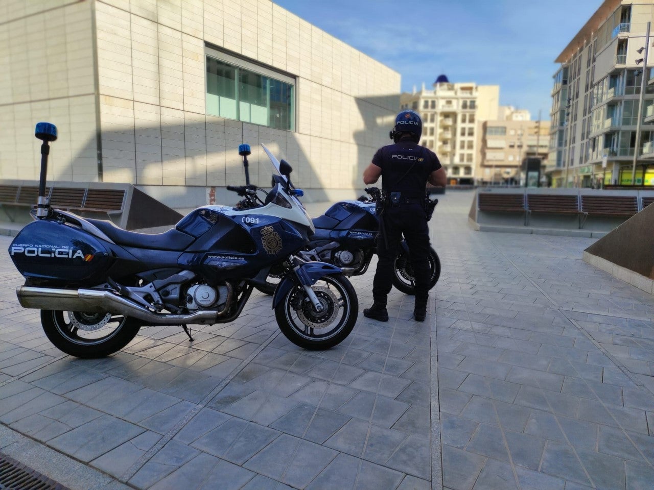 La Policía Nacional detiene en Elche a un menor de 17 años por una agresión homófoba a una pareja que paseaba cogida de la mano La Policía Nacional detiene en Elche a un menor de 17 años por una agresión homófoba a una pareja que paseaba cogida de la mano