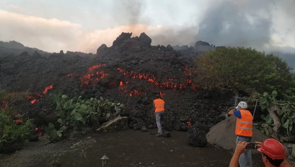 Científicos del INVOLCAN recogen muestras de la lava del volcán en La Palma (Canarias)