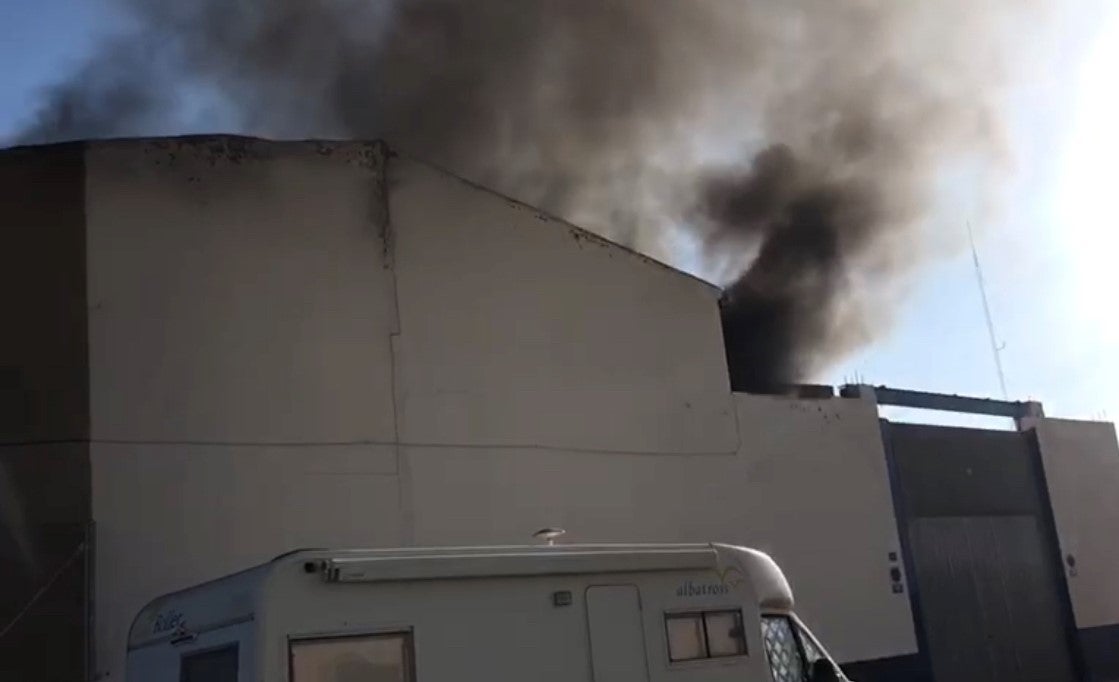 Un incendio quema parcialmente una nave del polígono industrial de Babel en Alicante Un incendio quema parcialmente una nave del polígono industrial de Babel en Alicante