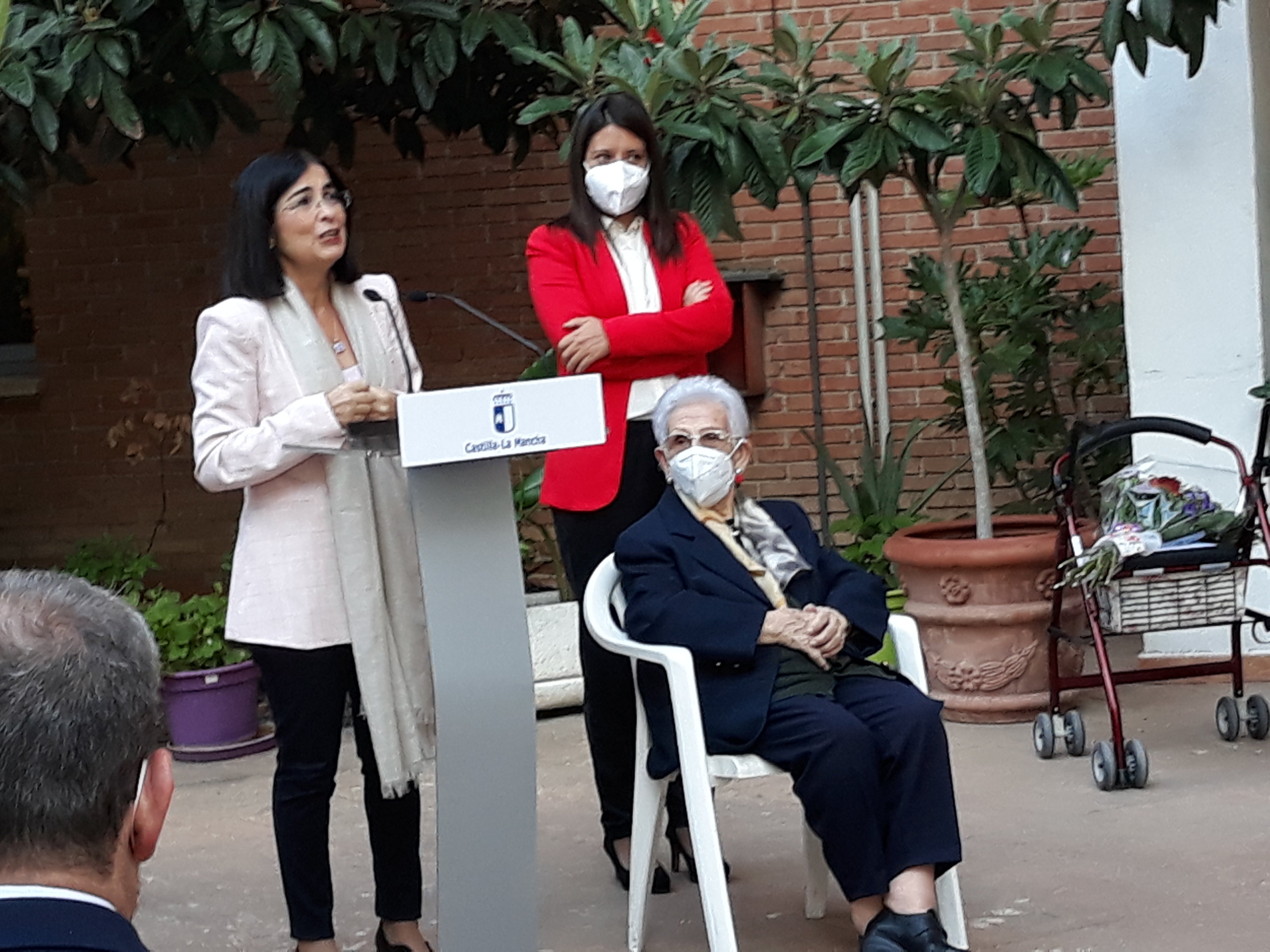 Araceli Hidalgo la primera en recibir la vacuna en la residencia Los Olmos Araceli Hidalgo la primera en recibir la vacuna en la residencia Los Olmos