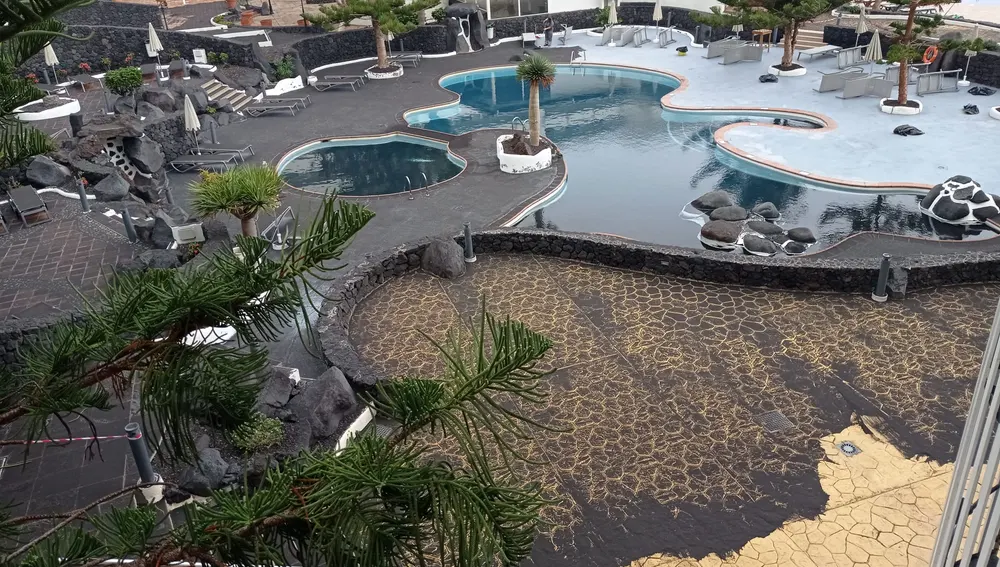 Las cenizas cubren las superficies de los hoteles en La Palma