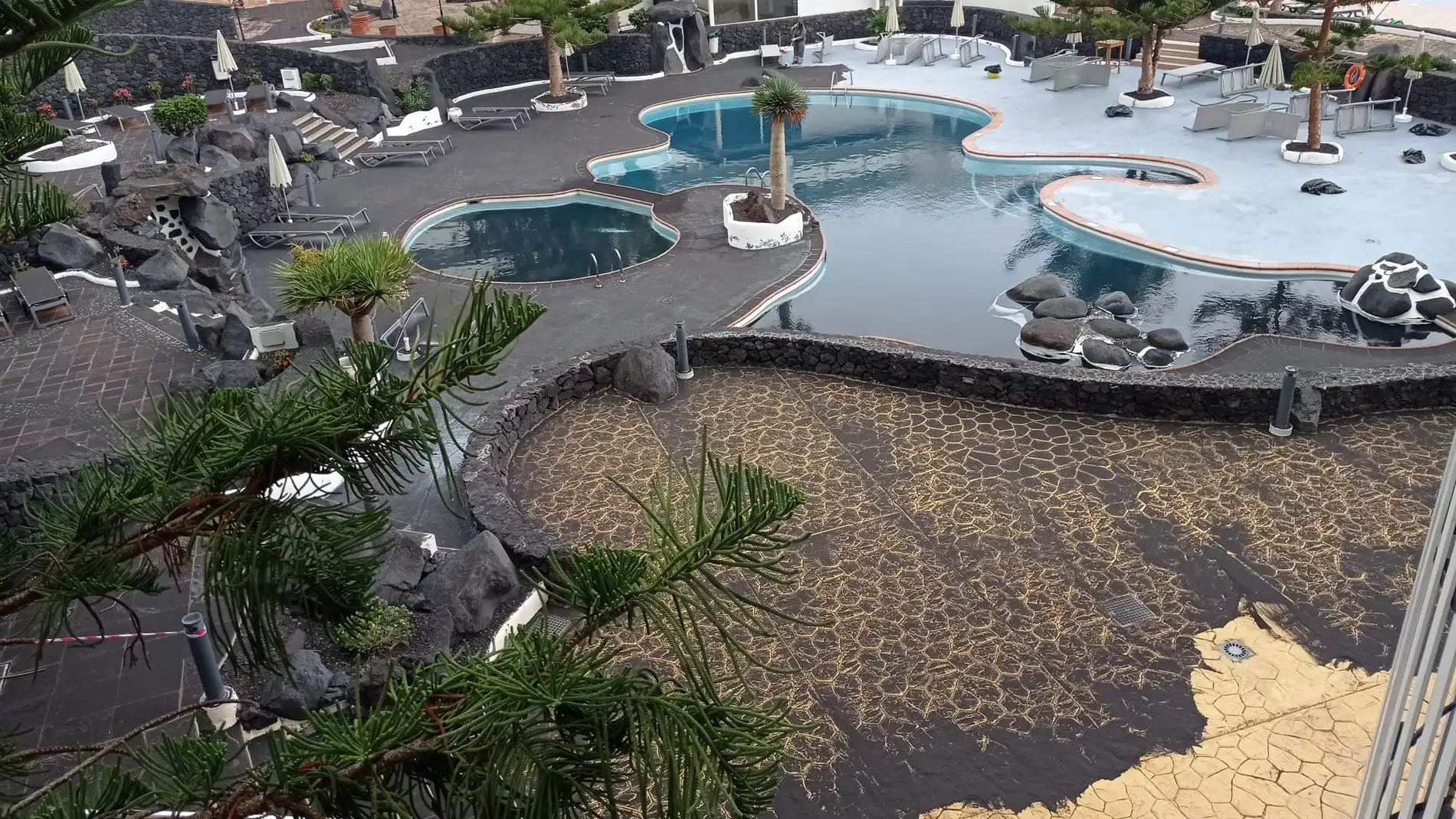Las cenizas cubren las superficies de los hoteles en La Palma