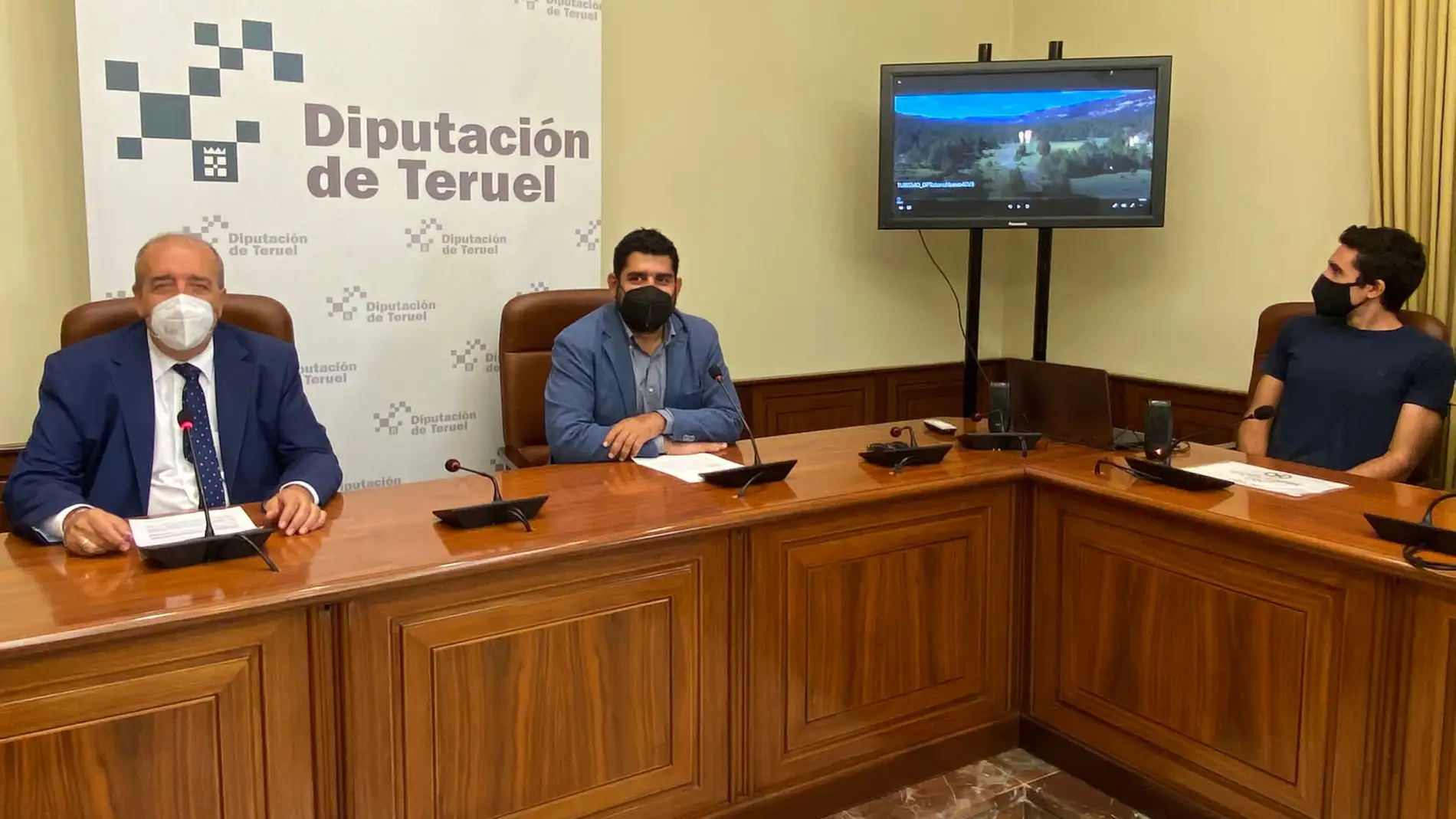 El presidente de la DPT, Manuel Rando, y el consejero de Turismo, Diego Piñeiro, durante la presentación de la campaña