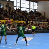 Momento del partido del Balonmano Nava