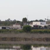Viviendas que AHSA denuncia que se han creado en la zona de amortiguación de las Salinas de Santa Pola.