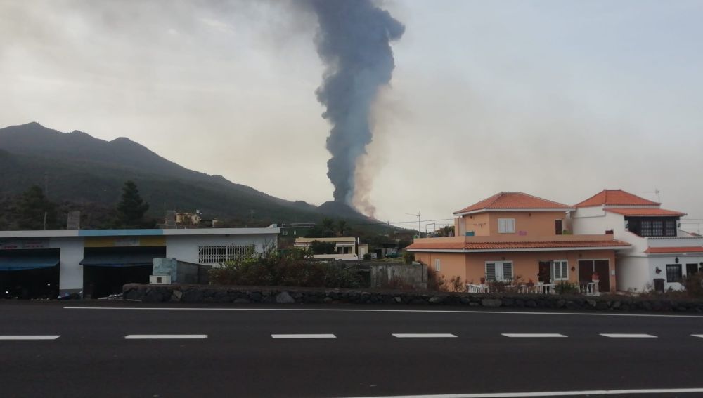 Columna negra del volcán de gases y ceniza
