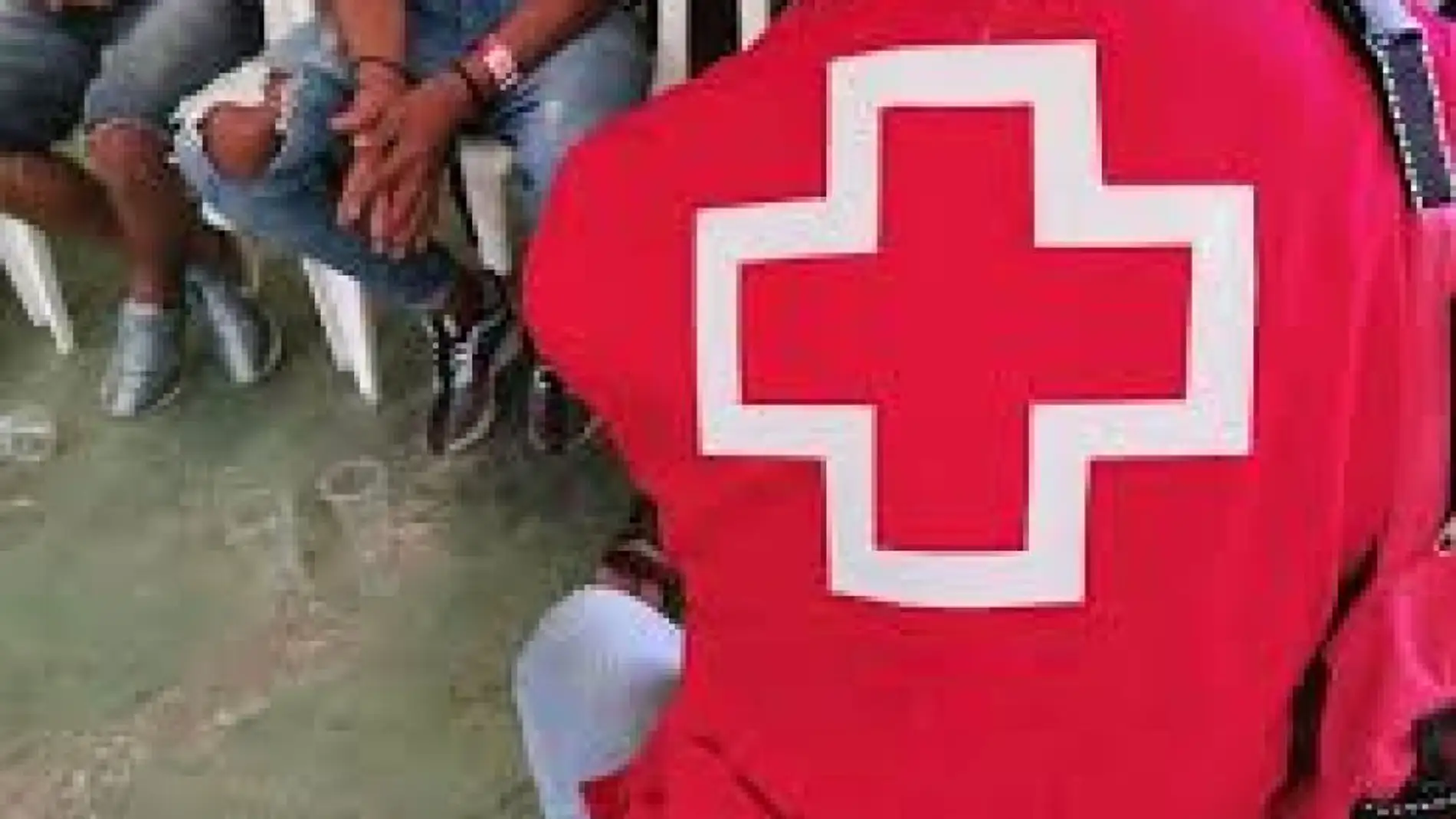 Una persona de Cruz Roja atendiendo a los migrantes llegados en patera. 