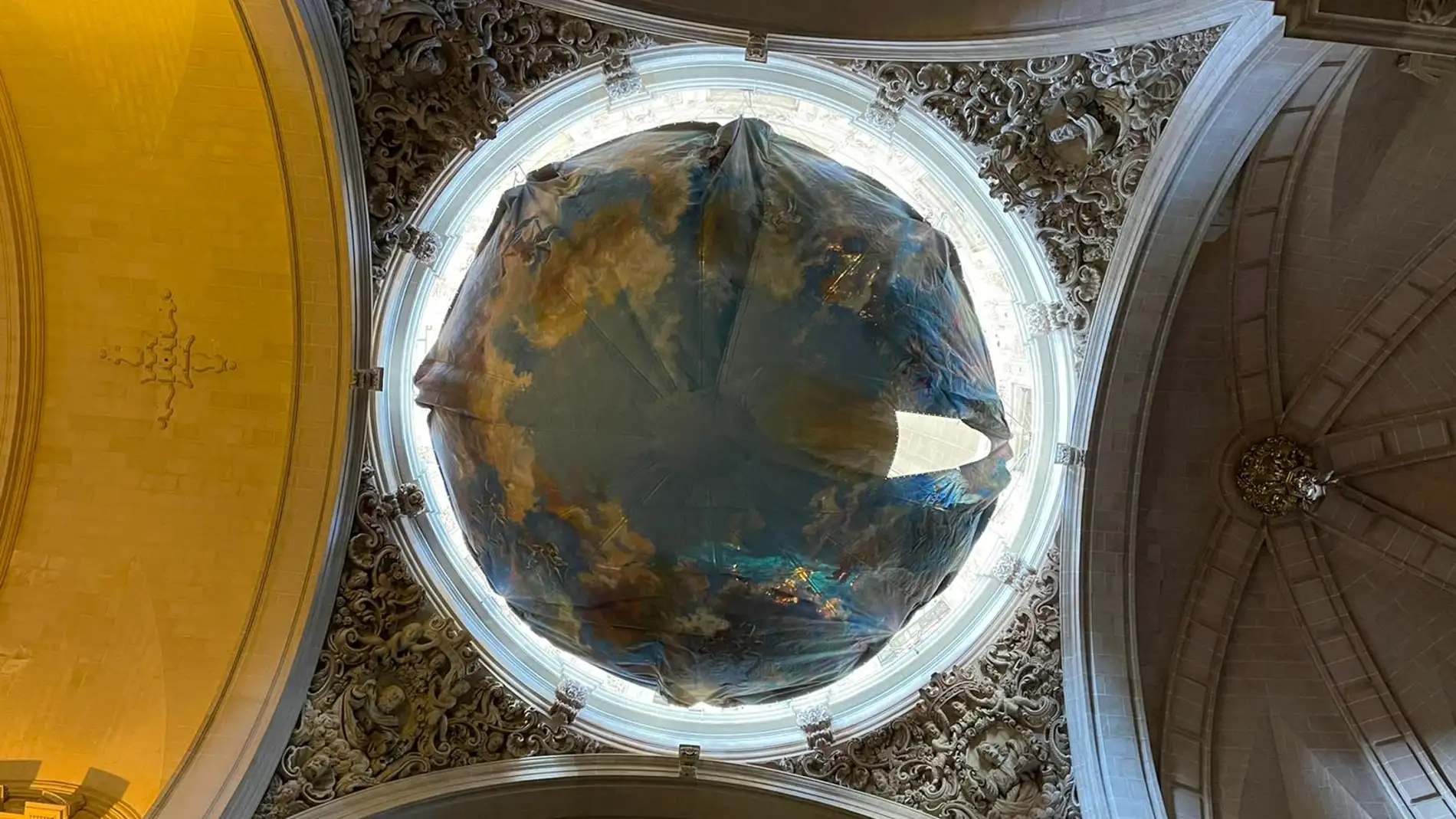 El cielo del Misteri d&#39;Elx luce en lo alto de la cúpula de la basílica de Santa María.  