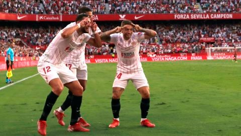Rafa Mir, Lamela y Papu Gómez celebran un tanto del Sevilla.