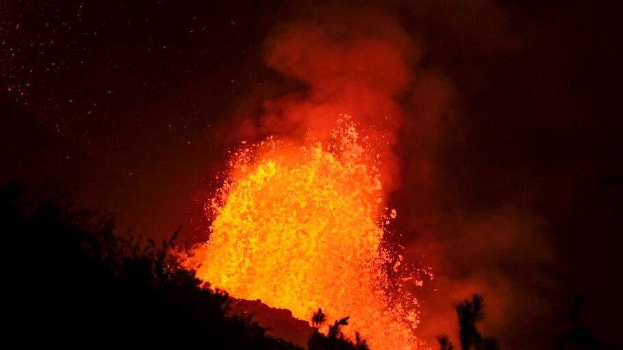 Lava sale de cono del volc&aacute;n Cumbre Vieja