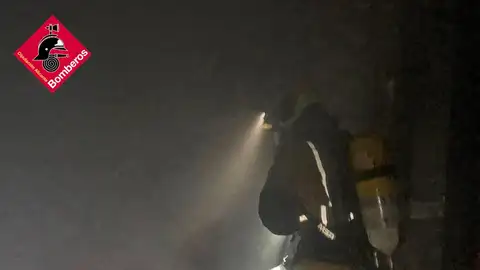 Bombero en la vivienda incendiada en Elda. Bombero en la vivienda incendiada en Elda.