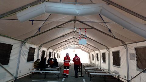 Puesto de atenci&oacute;n de Cruz Roja en el puerto de Alicante