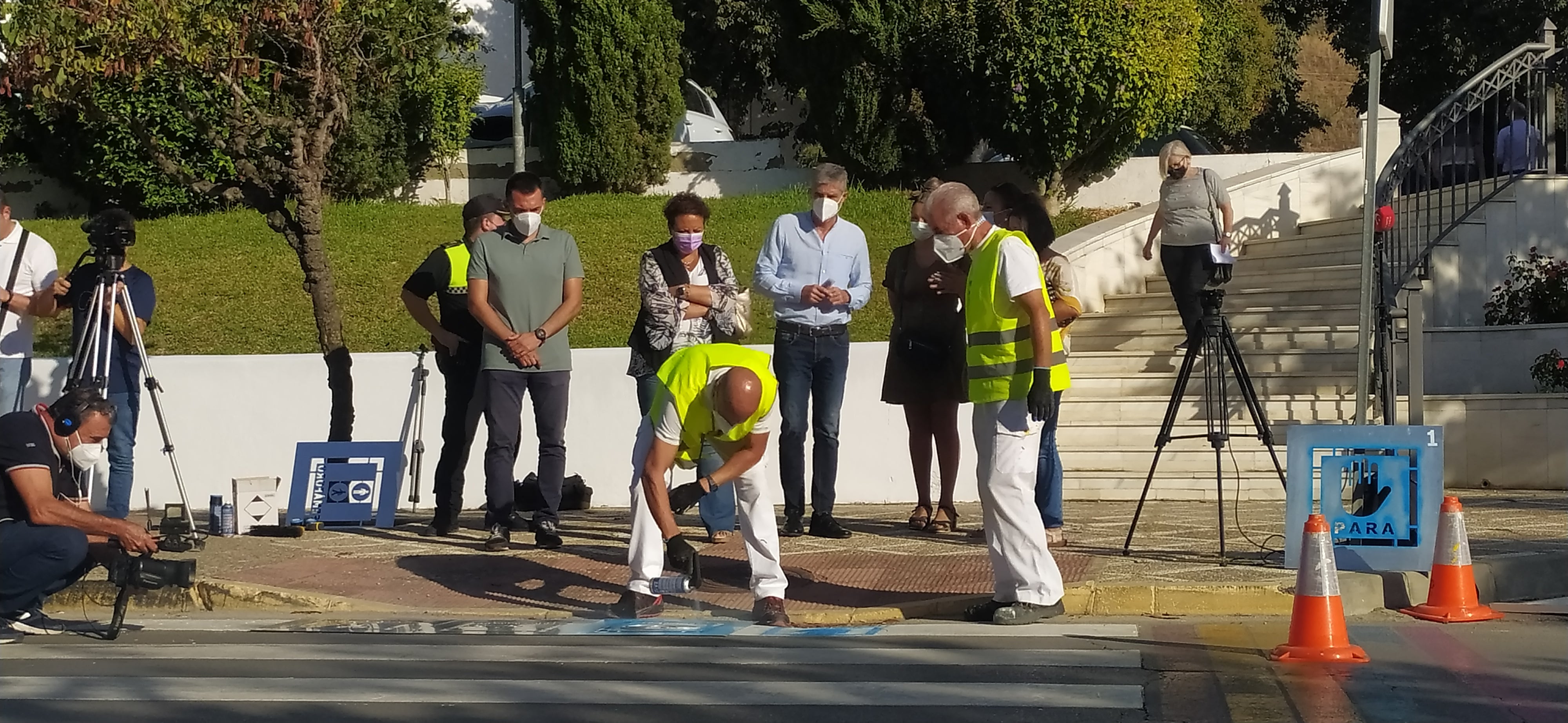Arcos pinta pictogramas en los pasos de cebra para personas con TEA Arcos pinta pictogramas en los pasos de cebra para personas con TEA