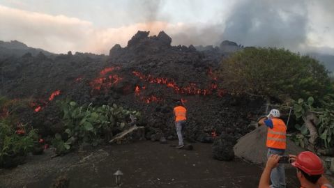 Cient&iacute;ficos del INVOLCAN recogen muestras de la lava del volc&aacute;n de La Palma (Canarias)