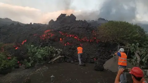 Científicos del INVOLCAN recogen muestras de la lava del volcán de La Palma (Canarias) Científicos del INVOLCAN recogen muestras de la lava del volcán de La Palma (Canarias)
