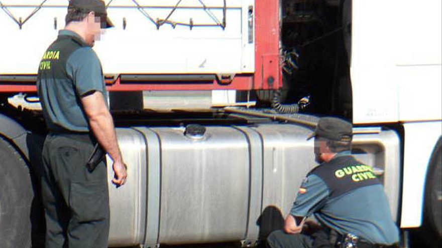 Detenidas dos personas por el robo de 1.900 litros de gasoil en Argamasilla de Calatrava Detenidas dos personas por el robo de 1.900 litros de gasoil en Argamasilla de Calatrava
