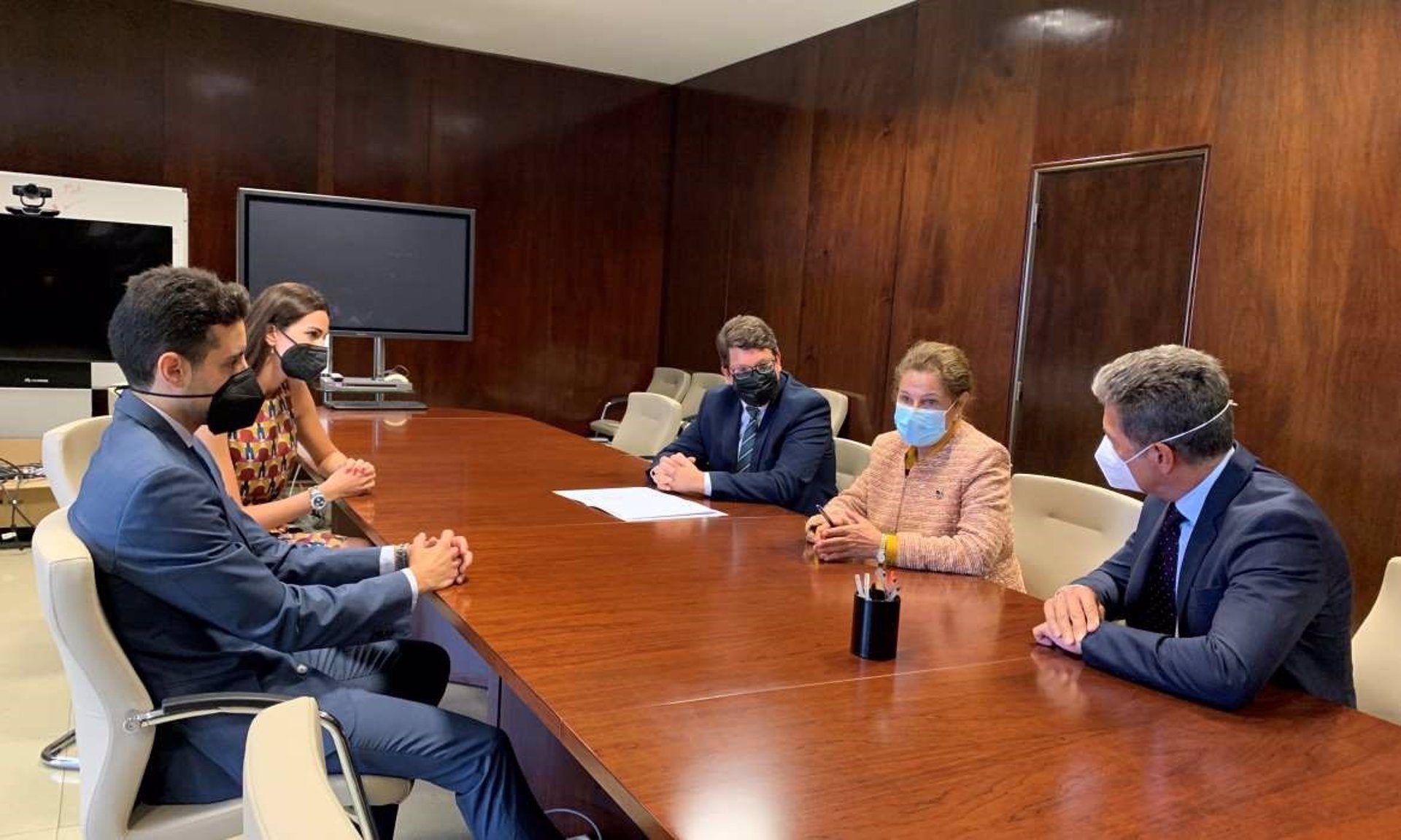 La Junta y el Gran Hotel Casino Extremadura firman un convenio para destinar el 5% del beneficio a proyectos sociales La Junta y el Gran Hotel Casino Extremadura firman un convenio para destinar el 5% del beneficio a proyectos sociales