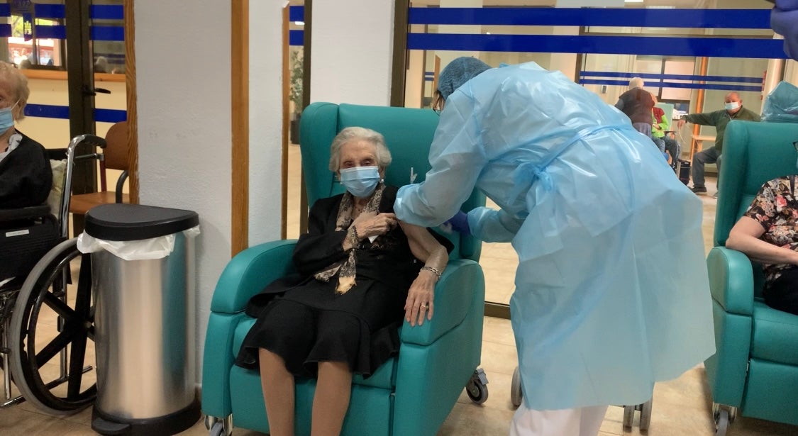 Vacunación a mayores de 70 años. Tercera dosis de Pfizer o Moderna Vacunación a mayores de 70 años. Tercera dosis de Pfizer o Moderna