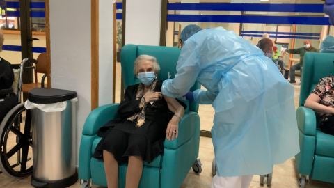 Edelmira, primera vacuna en Albacete con la tercera dosis