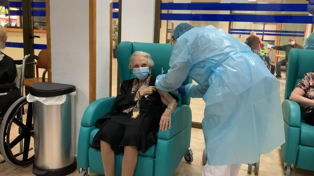 Edelmira, primera vacuna en Albacete con la tercera dosis Edelmira, primera vacuna en Albacete con la tercera dosis
