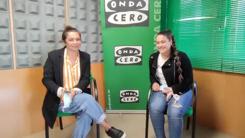 Raquel Pedrouso con una de las asistentes al curso de formación Más de Uno Pontevedra