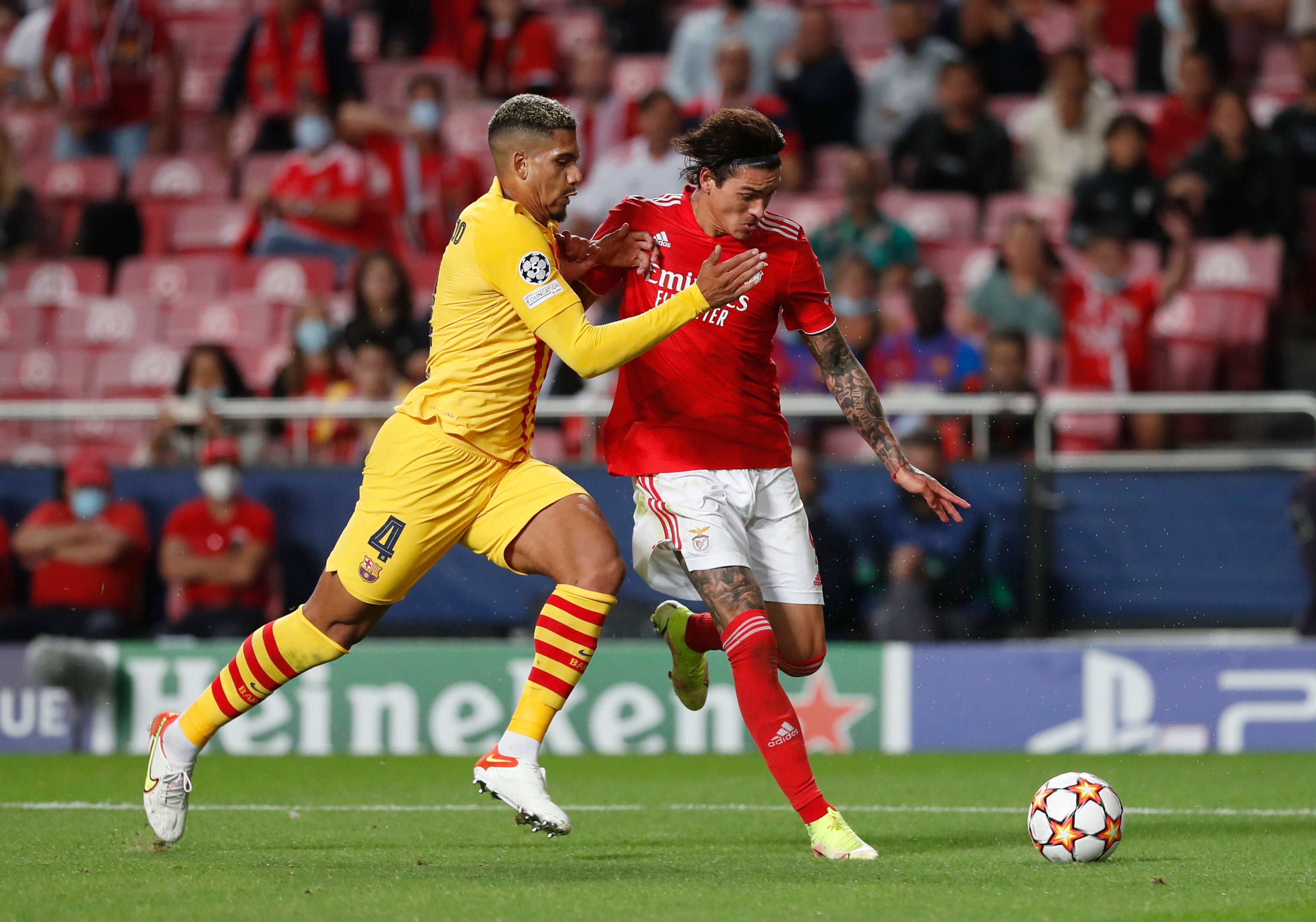 Araujo se lesiona con Uruguay y es baja ante el Valencia Araujo se lesiona con Uruguay y es baja ante el Valencia