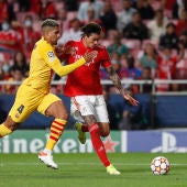 Araujo disputa un balón con Darwin Núñez en el Benfica-Barça