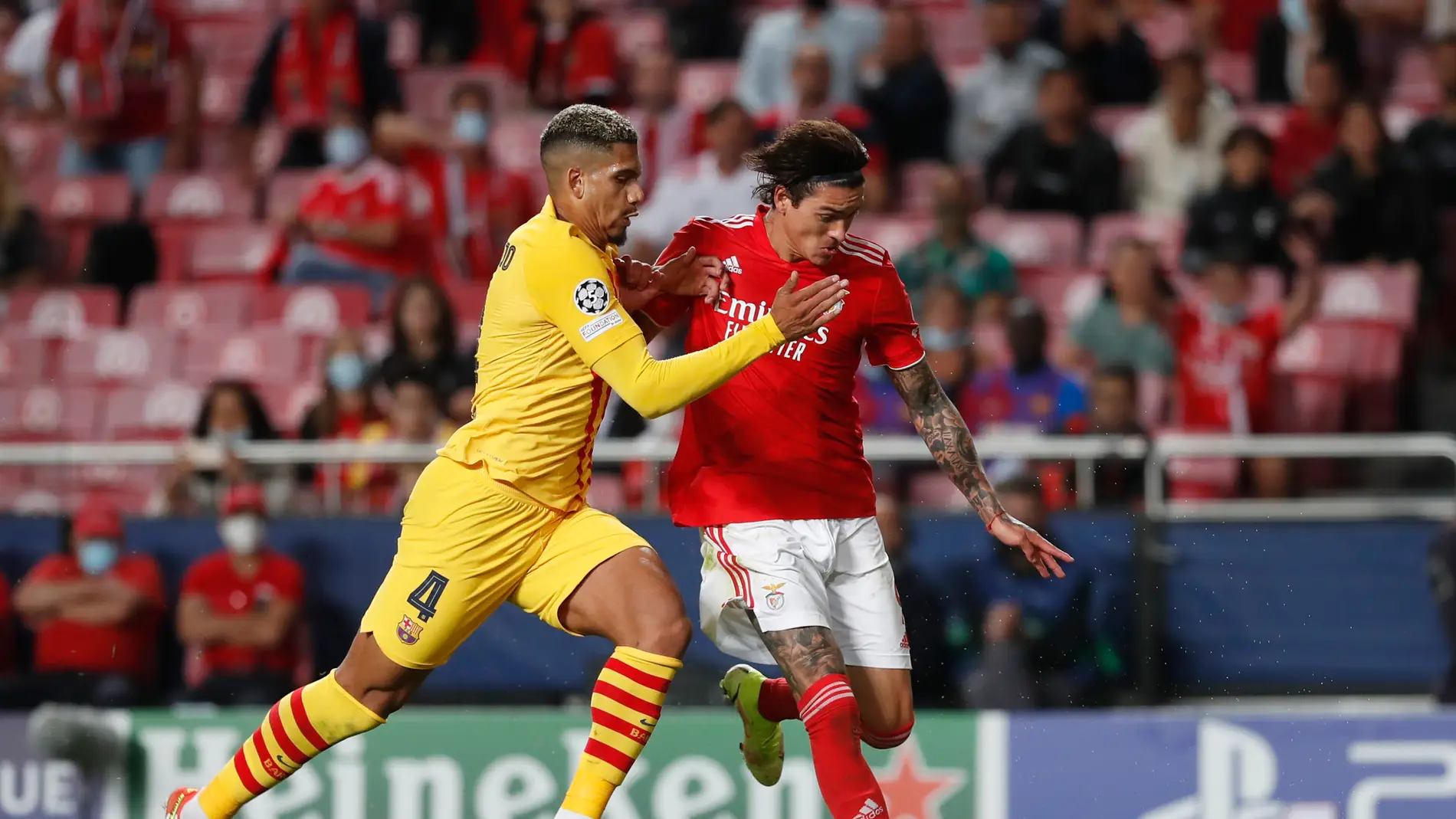 Araujo disputa un balón con Darwin Núñez en el Benfica-Barça