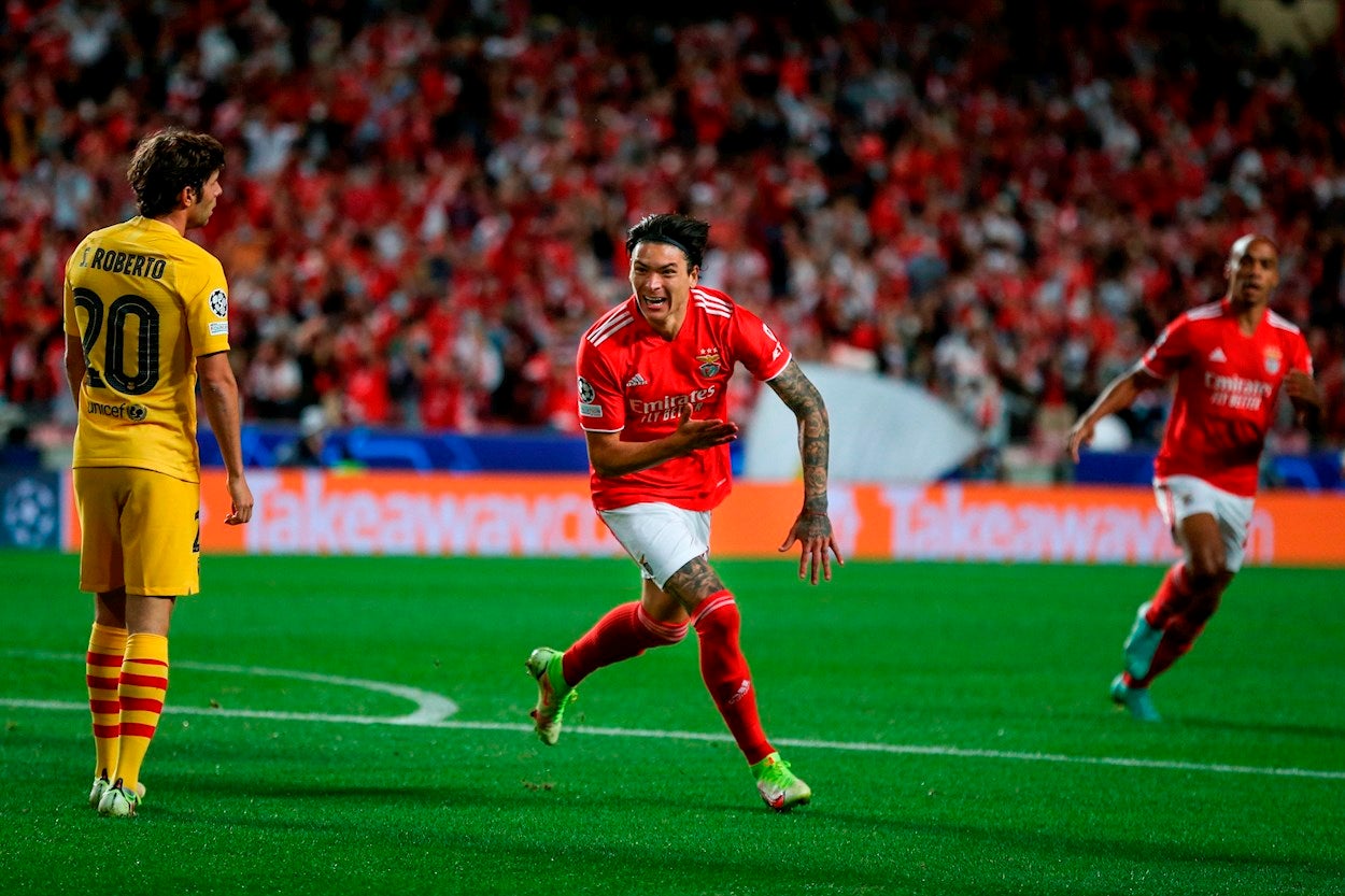 El Benfica coloca al Barça al borde del precipicio en Europa El Benfica coloca al Barça al borde del precipicio en Europa