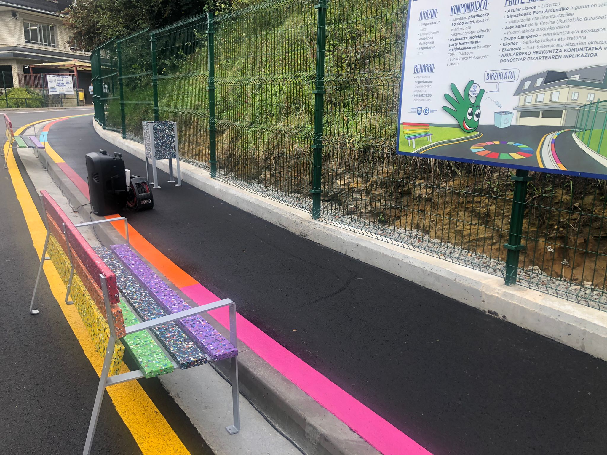 Primer tramo de acera sostenible de Euskadi realizado a partir de 50.000 botellas de plástico recicladas Primer tramo de acera sostenible de Euskadi realizado a partir de 50.000 botellas de plástico recicladas