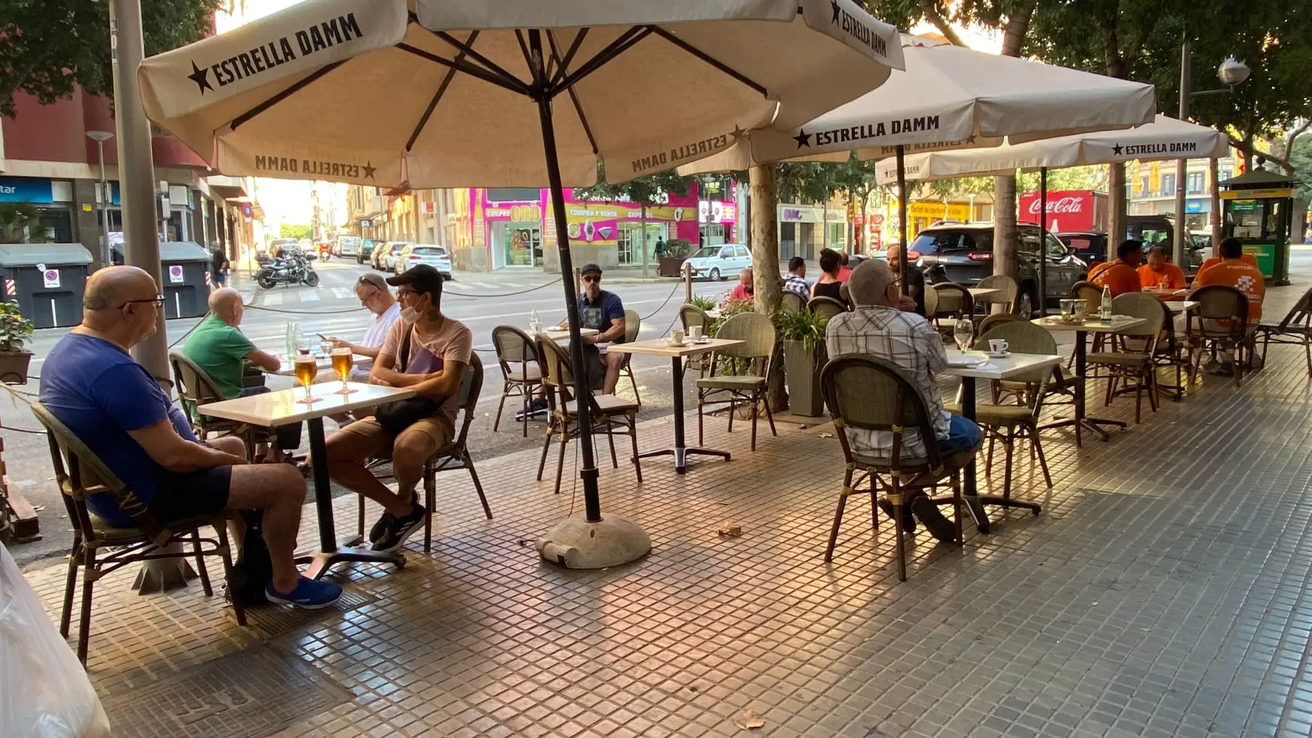 Una terraza de un bar de la calle Aragón de Palma. 